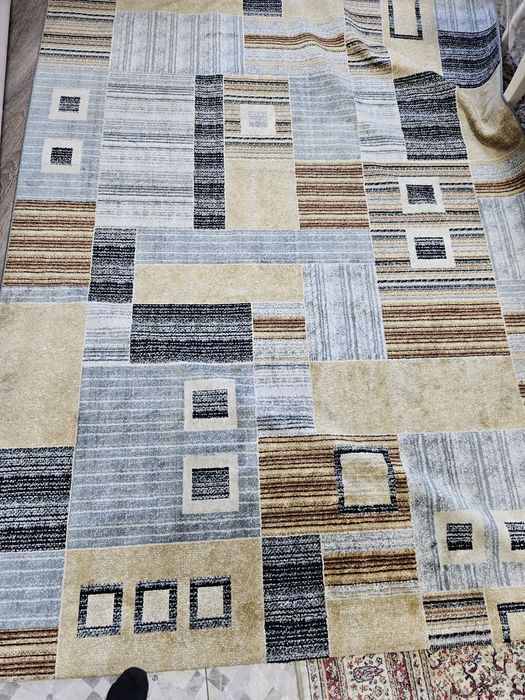 Срочно продам стол и ковры