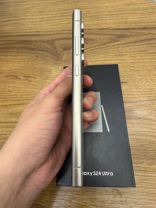 Samsung S24 Ultra titanium 12/256 + Samsung Galaxy Buds 3 Pro