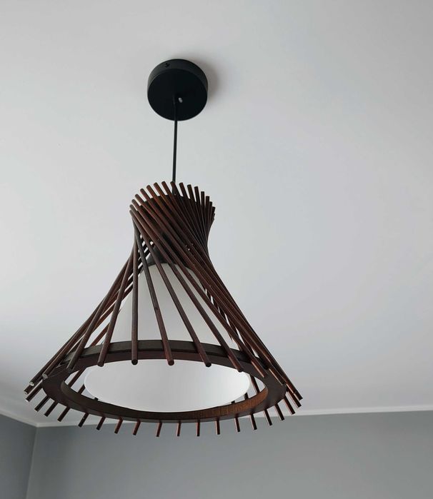 Candelabre în stare perfecta de funcționare, preț pe  bucata bucata bucata cele cu trei becuri este 100 de lei , cel mic 50 de lei, cel mare 80 de lei
