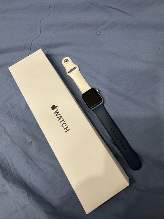 Продаю Apple watch se1