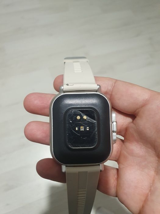 Ceas smart cu casti incorporate