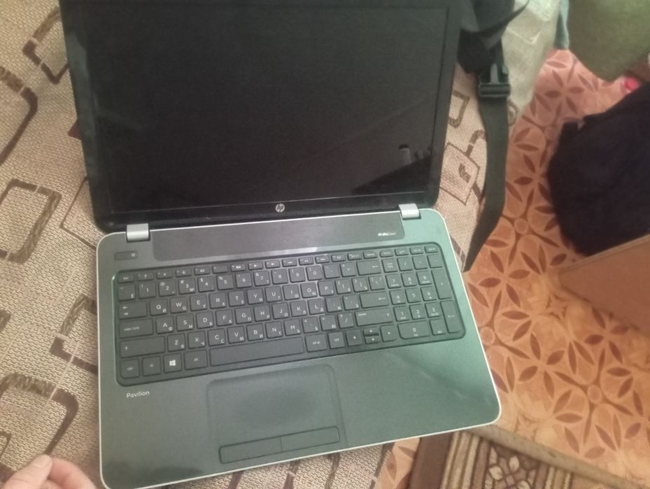 Ноутбук и два телефона