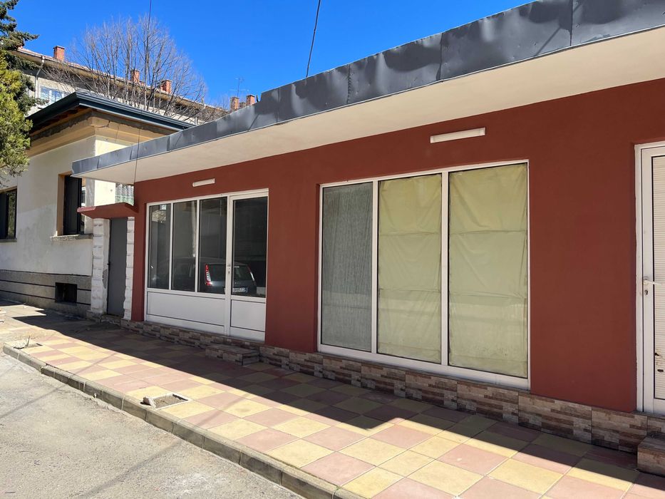 Отдава се под наем търговско помещение в района на ОУ „Георги Кирков“