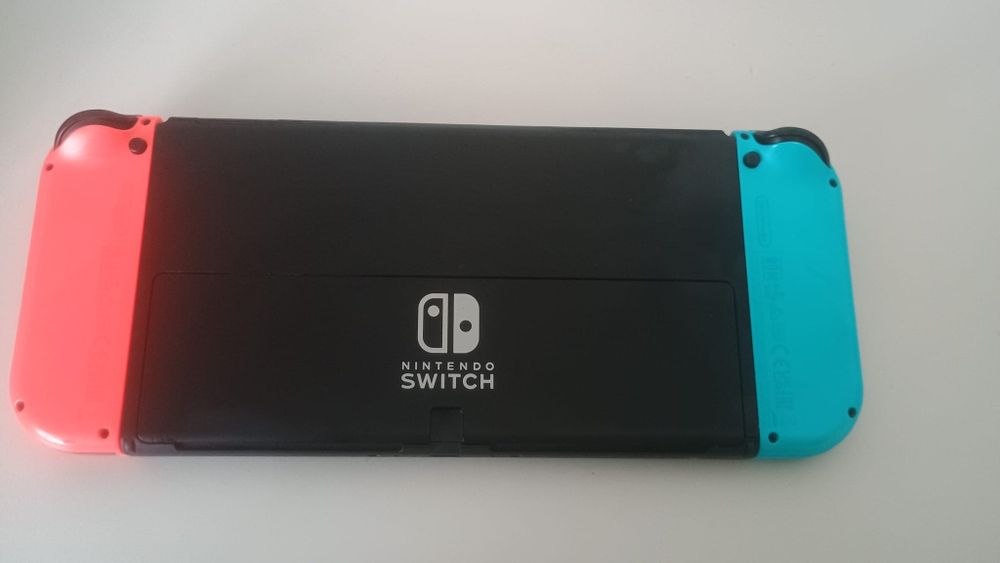 Vând consola Nintendo Switch Oled