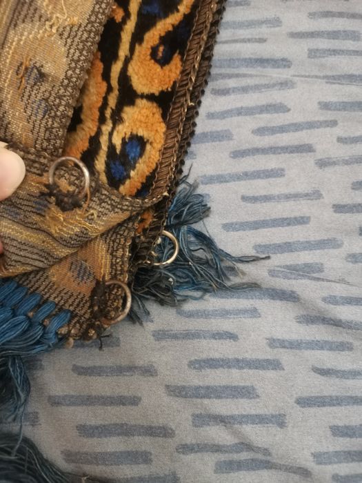 Кувьор старинен с кукички за закачане и ресни