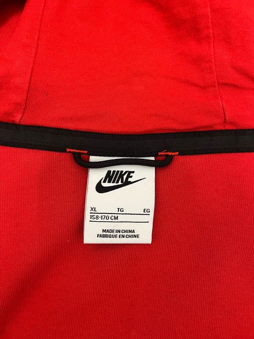 Червен nike tech за добра цена в уникално състояние.