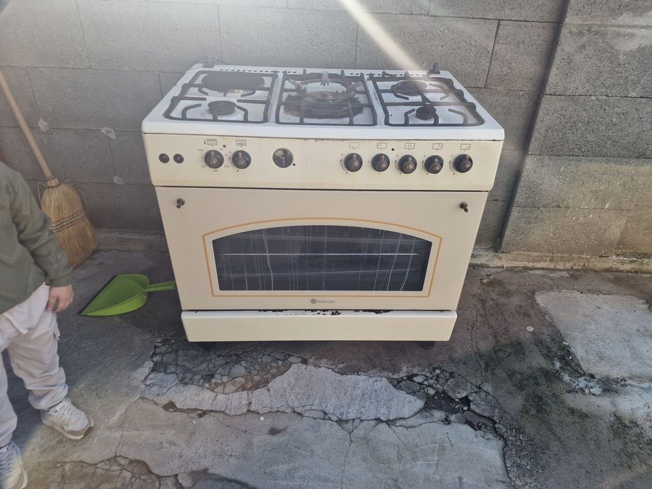 Aragaz cu 5 ochii pe gaz și butelie