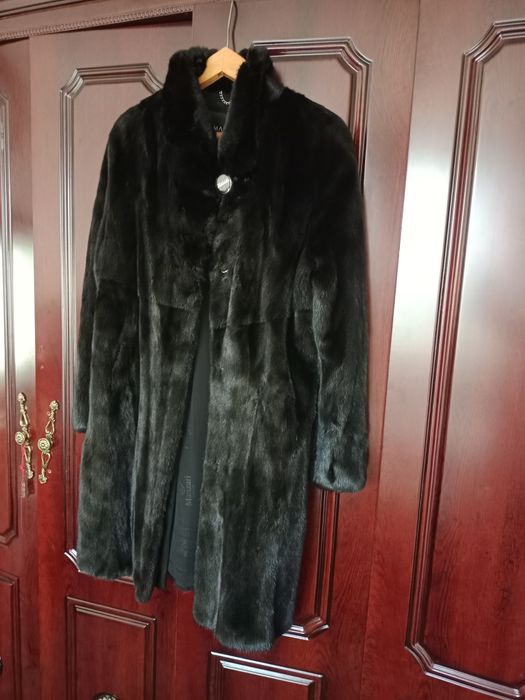 Продам 2 шубы,черную и белую