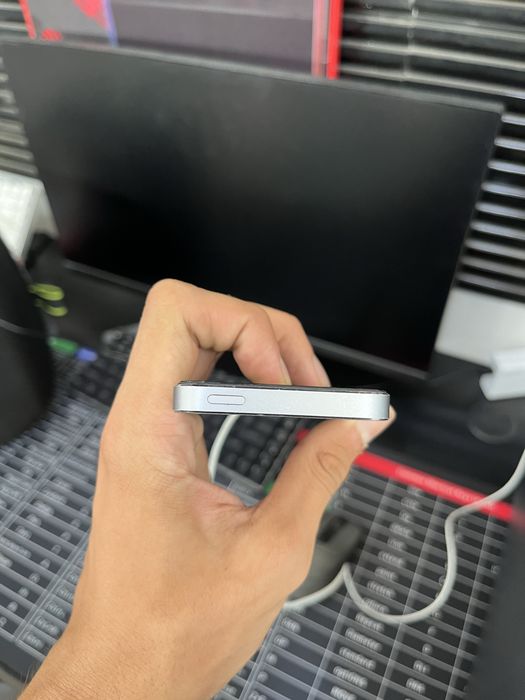 Iphone 5a yangi aybi yoq hamma joyi radnoy
