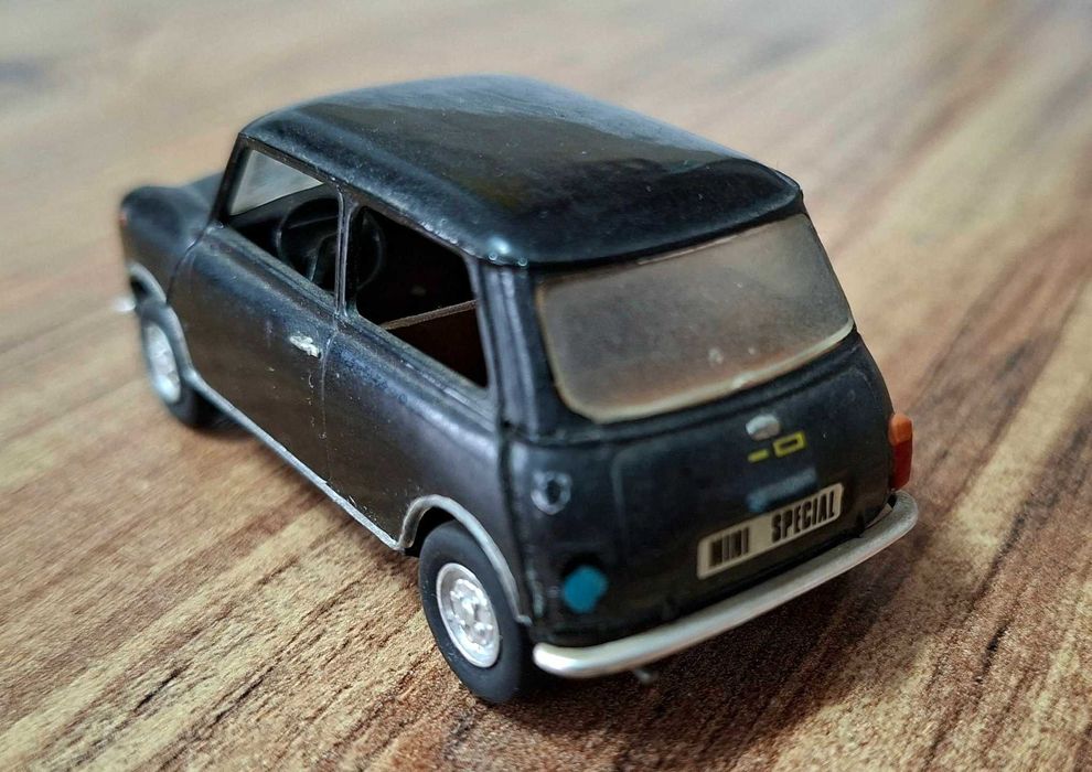 продавам метални и пластмасови модели на автомобили мащаб 1:43