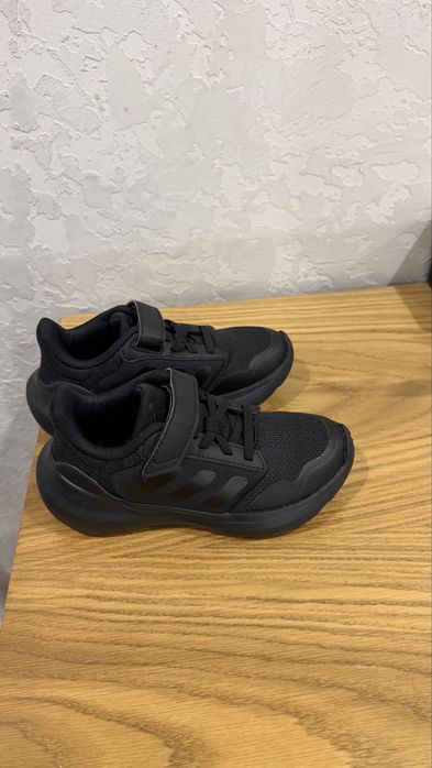 Продам детские кроссовки Adidas