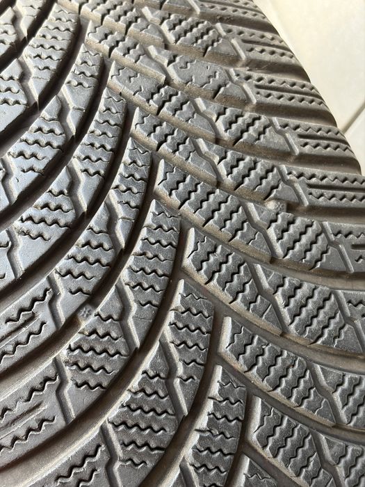 Vând 4 anvelope iarnă 225/60 R18 pe jante BMW originale