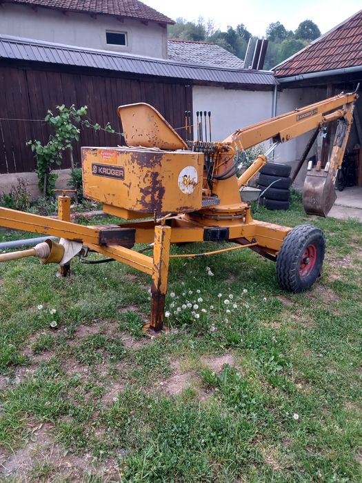 Excavator incarcator de gunoi după tractor