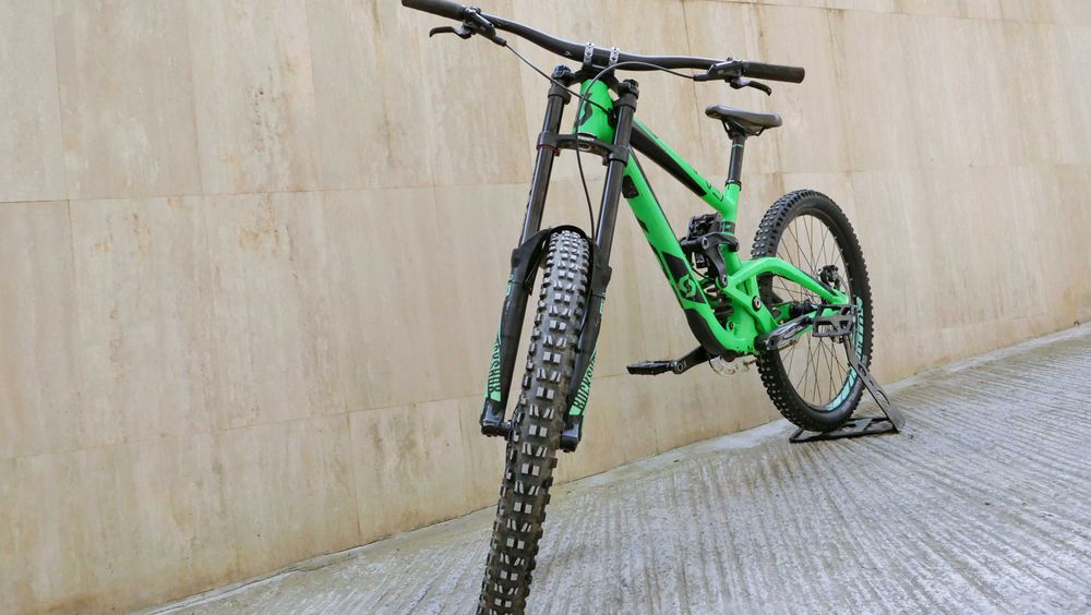 Scott Gambler 730 DH, Boxxer World Cup, RockShox Vivid RC2, Shimano Zee