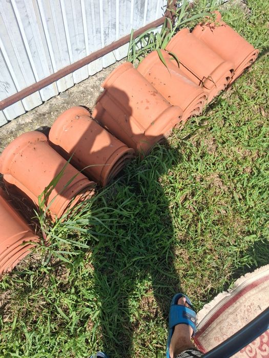 Vand  țigla marislea ceramica,nefolosita, 50 coame si 50 laterale pretul negociabil laterale si coam0e