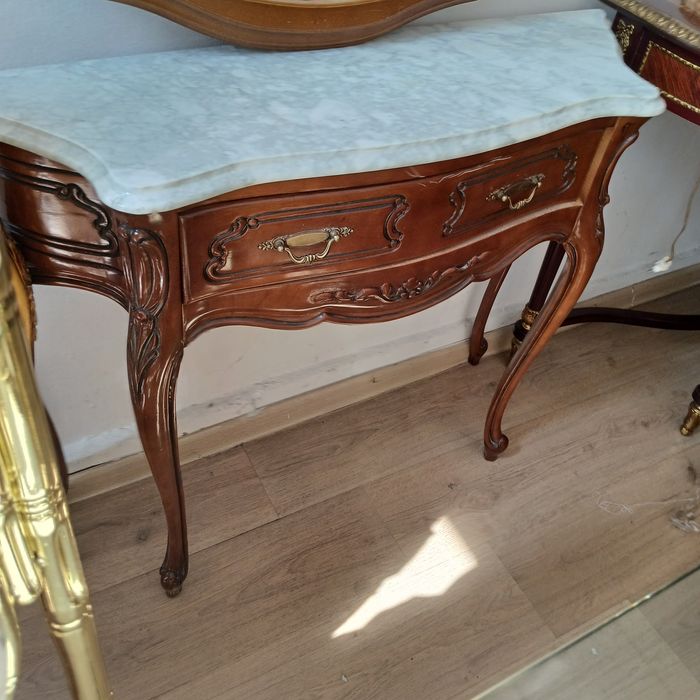 Дървена  конзола