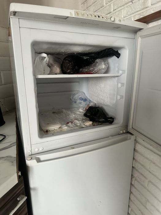 Диван, тумба дял телевизора, холодильник