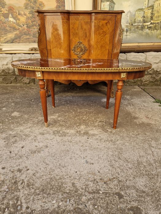 Чудесна много красива антикварна холна маса