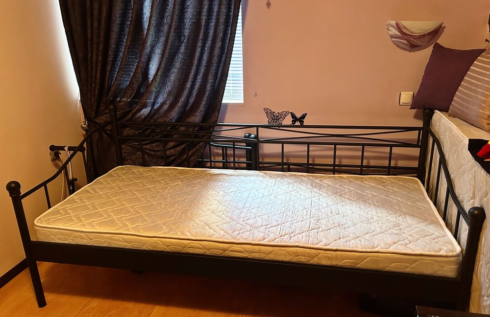 Два броя единични легла с матраци