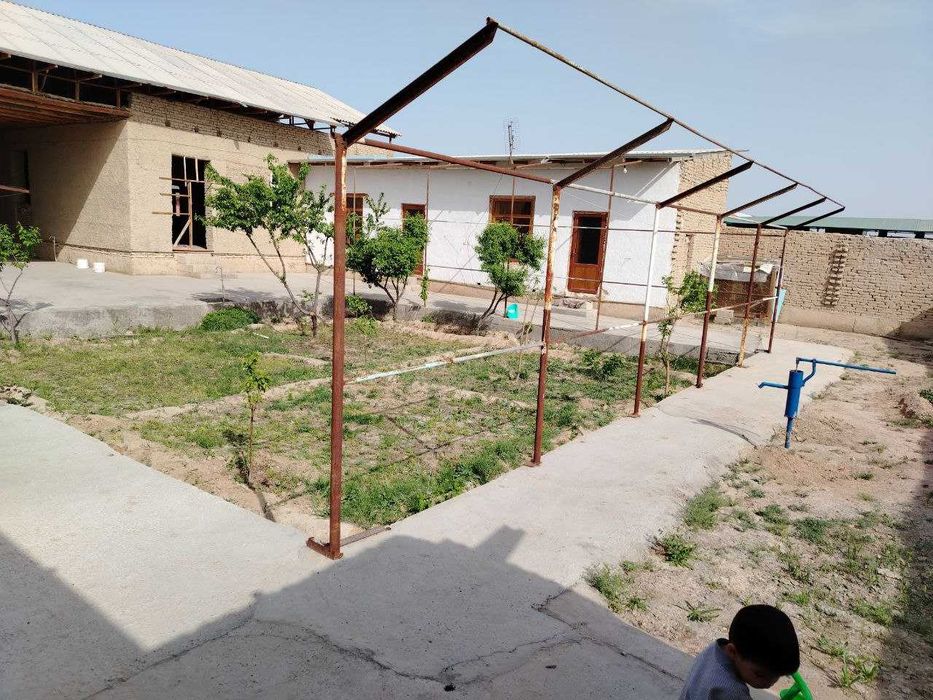 Кармана тумани Кумушкон МФЙ йулни устида ховли сотилади зур нархда