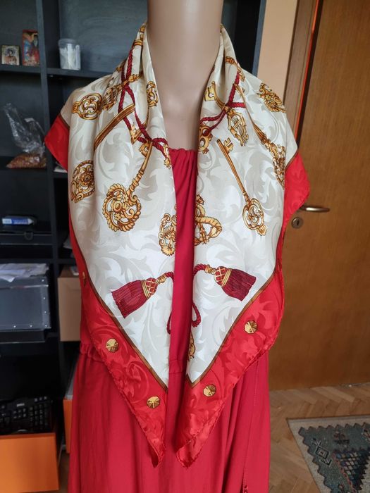 Голям копринен шал в червената гама