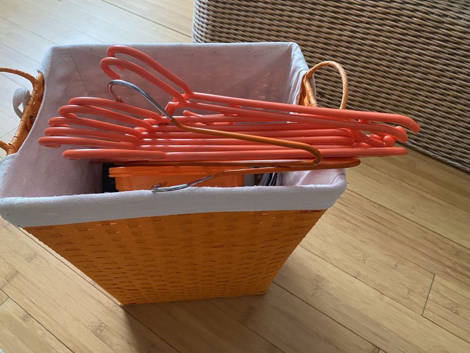 Продам корзину для игрушек и плечики