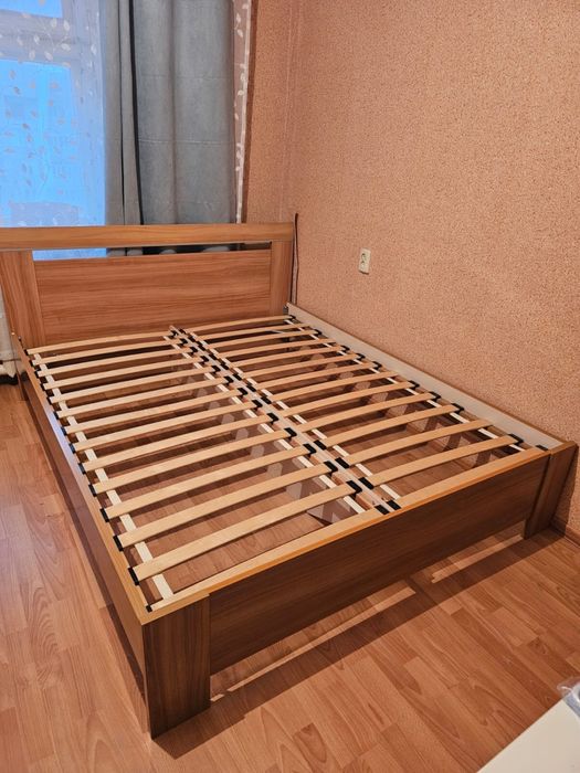 Кровать двуспальная.