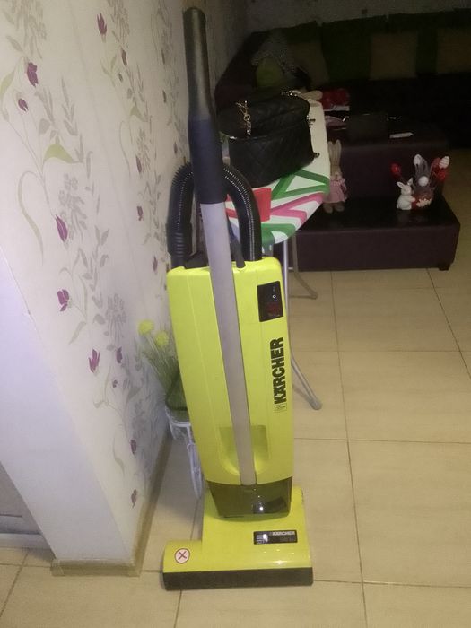 Vând aspirator Karcher,cu perie electrica, mochete