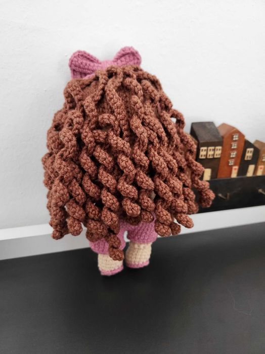 Păpușă croșetată manual – 16 cm de delicatețe, haine detașabile