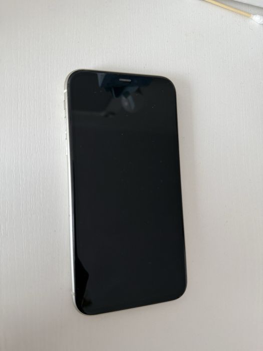 iPhone 11,белого цвета