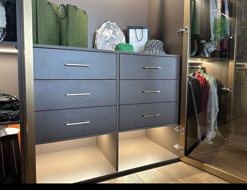 Современный шкаф в гардеробную