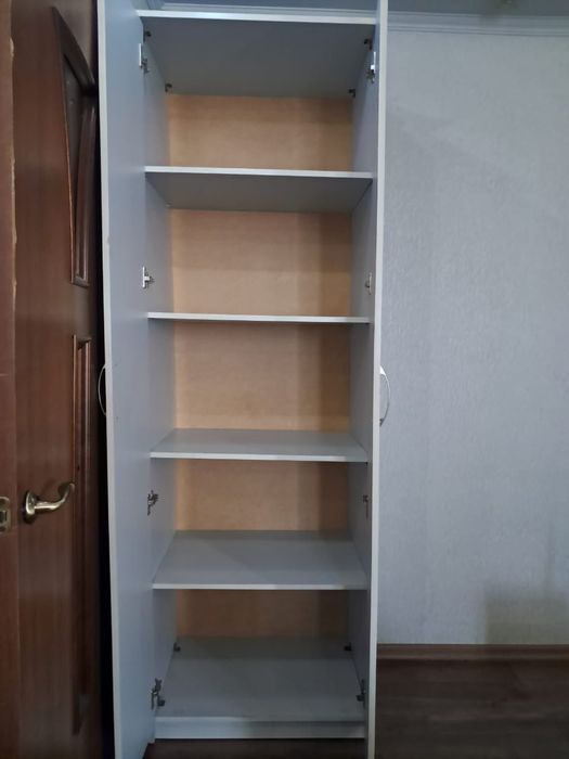 «Шкаф для одежды, вместительный и чистый»