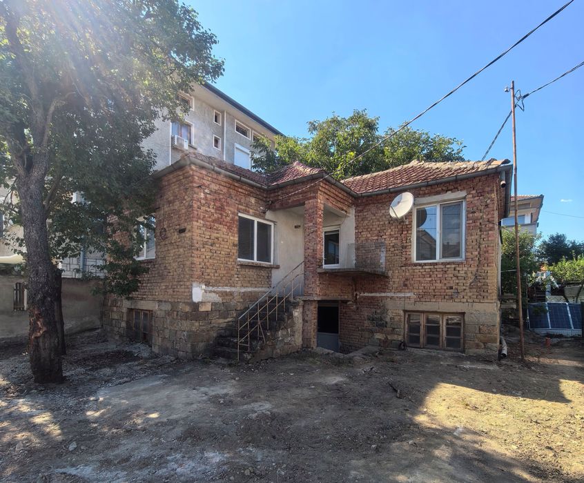 Къща на тиха улица в широк център Севлиево