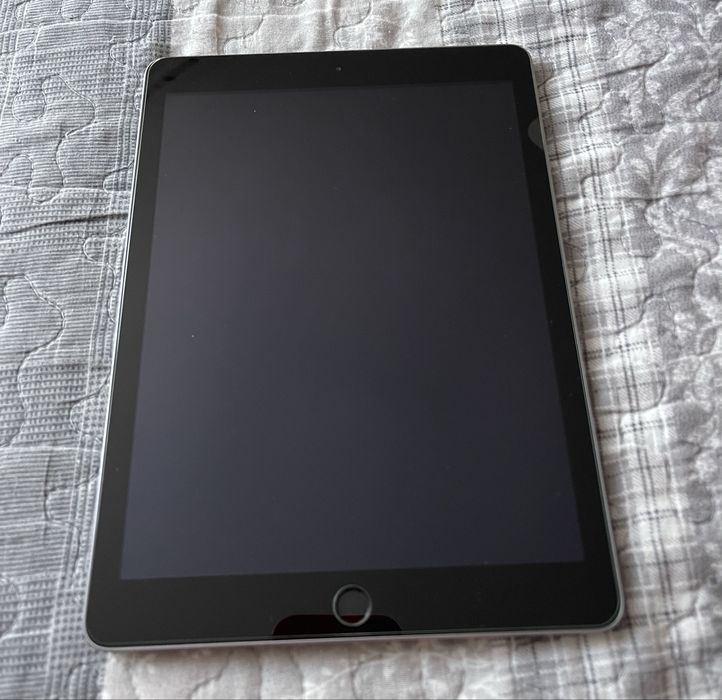 iPad (9.7-inch, generația a 5-a) 32 GB. Wi Fi cu husa, incarcator