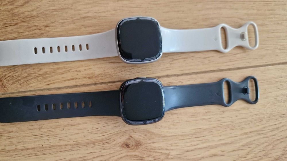 Продавам смарт часовник Fitbit Sense 2 в черно и бяло