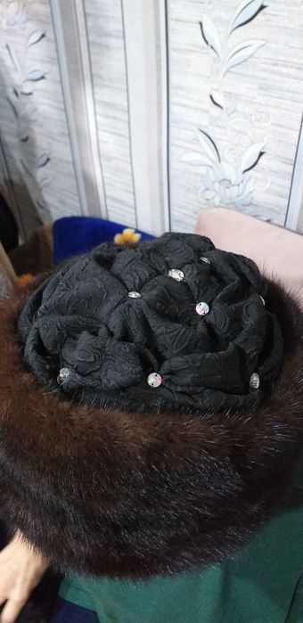 Продам две меховые шапки