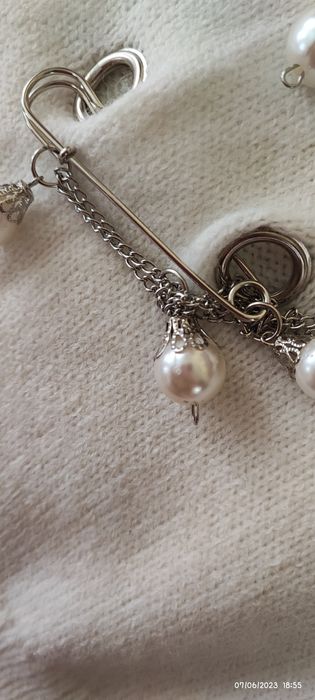 Къс бял пуловер със секретни игли