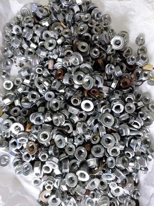 Продам гайки новые