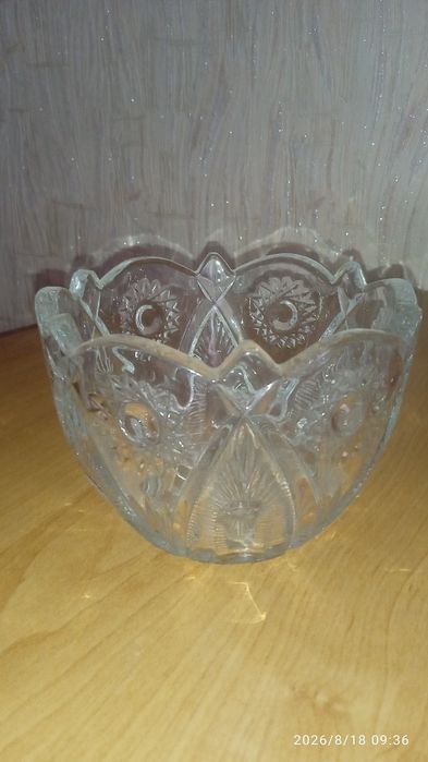 Продам хрустальные вазы, салатники.