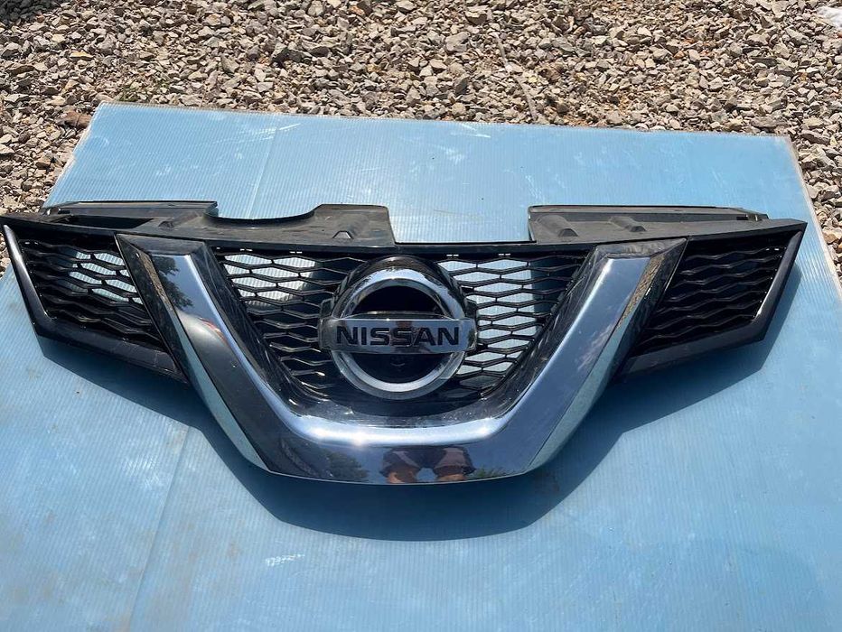 Решетка с дупка за камера за Nissan Rogue (X-Trail) 2017