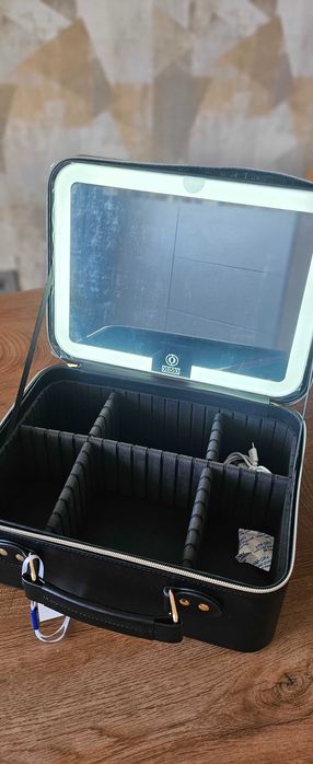 Куфарче за грим с огледало и светлина