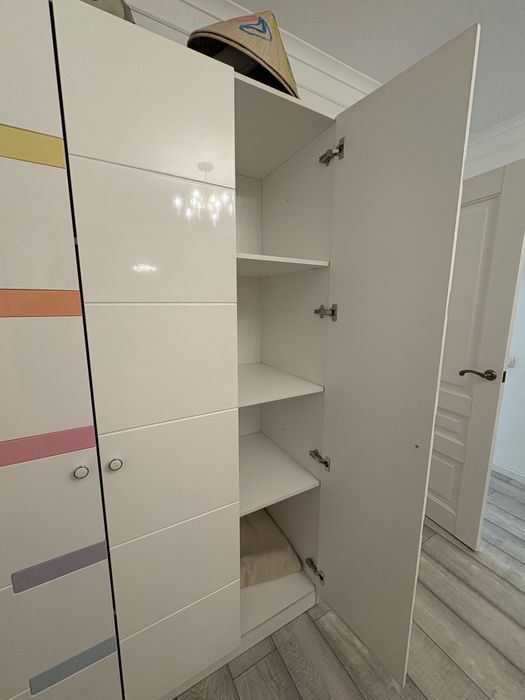 Угловой детский стол и шкаф