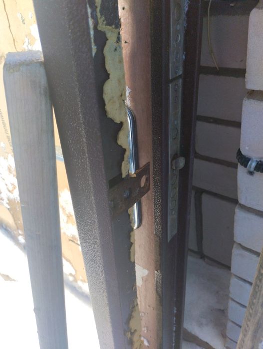 Продам дверь входную Срочно