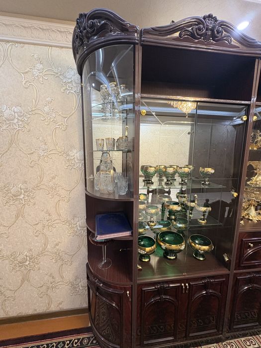 стенка и стол стулья (классика) в хорошем состоянии