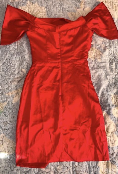 Къса червена рокля