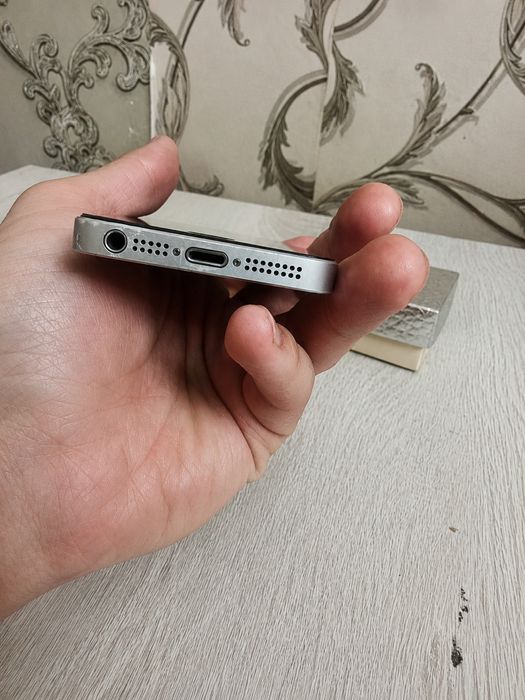 Продам Apple iPhone SE 64GB (читайте описание)