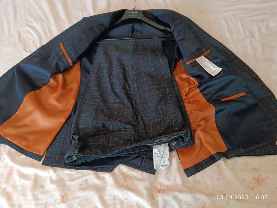 Костюми Андрюс веднъж обличани