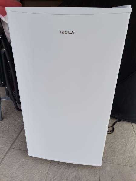 Vand frigider TESLA mic,nou,folosit doar trei luni.Dimensiuni: Inaltime - 84 cm/ Latime - 45 cm/ Adincime- 48 cm in stare foarte buna de functionare.
