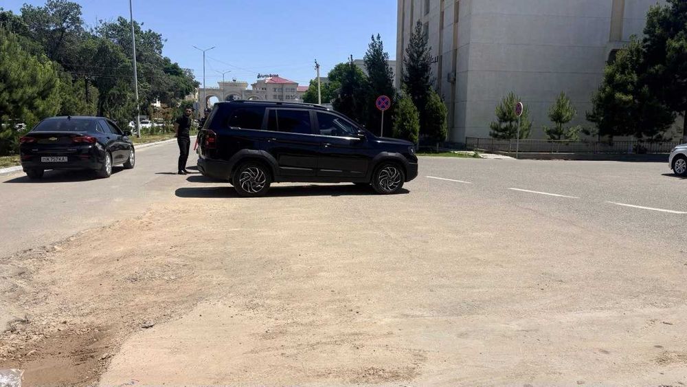 Автомобил сотилади.