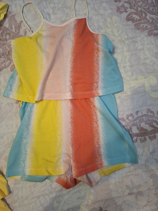 Яркий ,,фирменный комбез девочку